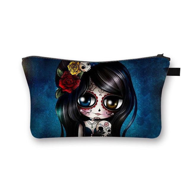 La trousse de maquillage Gothica est l'accessoire indispensable pour vos voyages. Elle est légère, ce qui la rend facile à transporter. 