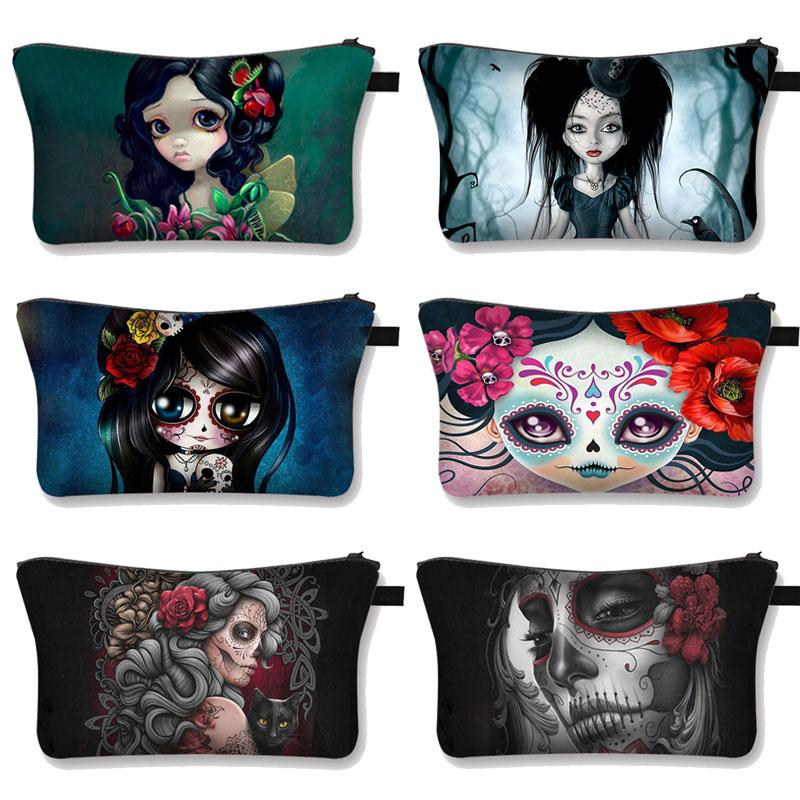La trousse de maquillage Gothica est l'accessoire indispensable pour vos voyages. Elle est légère, ce qui la rend facile à transporter. 