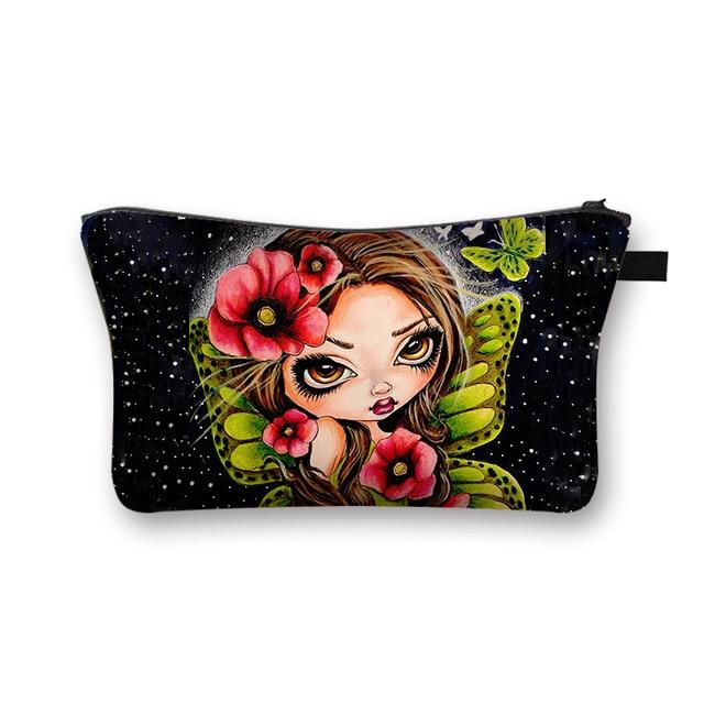 La trousse de maquillage Gothica est l'accessoire indispensable pour vos voyages. Elle est légère, ce qui la rend facile à transporter. 