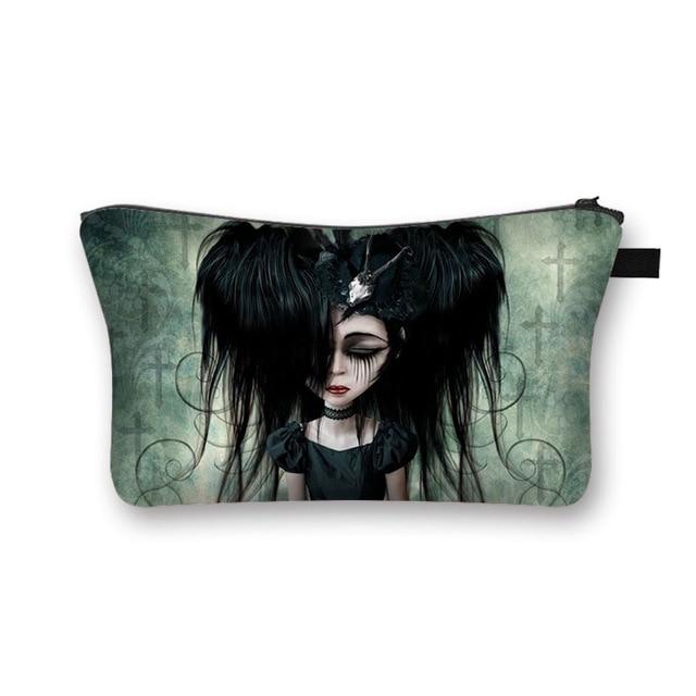 La trousse de maquillage Gothica est l'accessoire indispensable pour vos voyages. Elle est légère, ce qui la rend facile à transporter. 