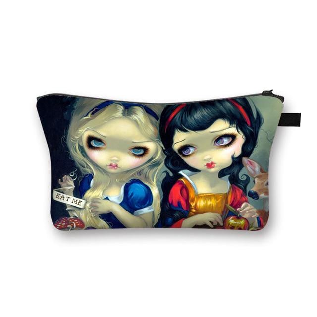 La trousse de maquillage Gothica est l'accessoire indispensable pour vos voyages. Elle est légère, ce qui la rend facile à transporter. 