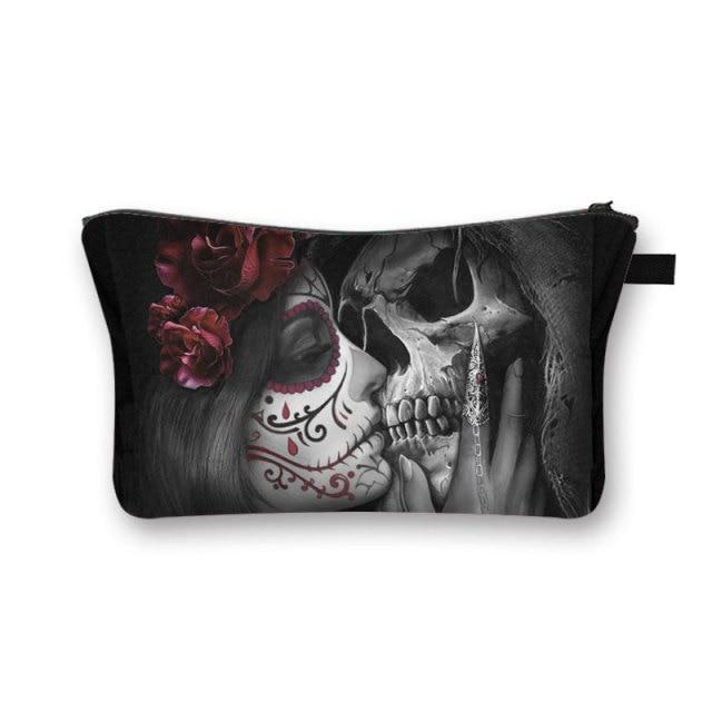 La trousse de maquillage Gothica est l'accessoire indispensable pour vos voyages. Elle est légère, ce qui la rend facile à transporter. 