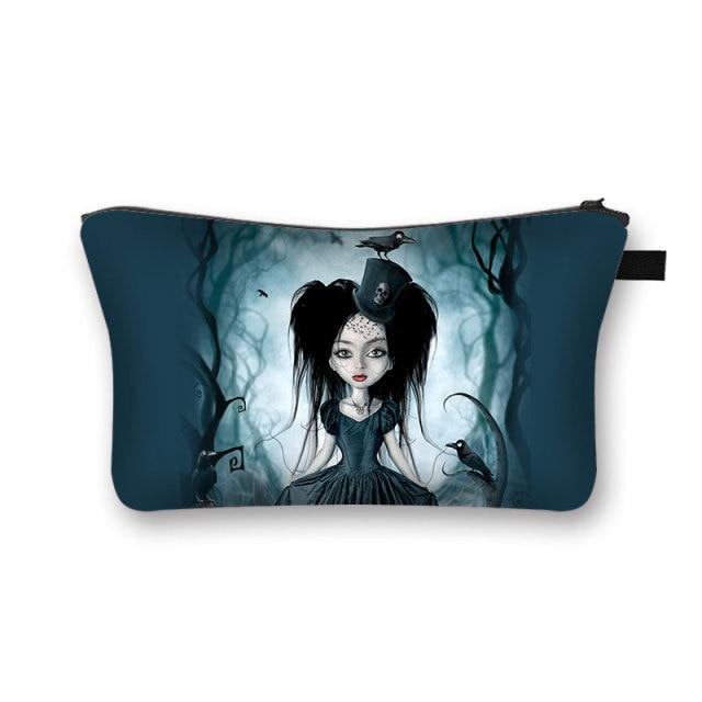 La trousse de maquillage Gothica est l'accessoire indispensable pour vos voyages. Elle est légère, ce qui la rend facile à transporter. 