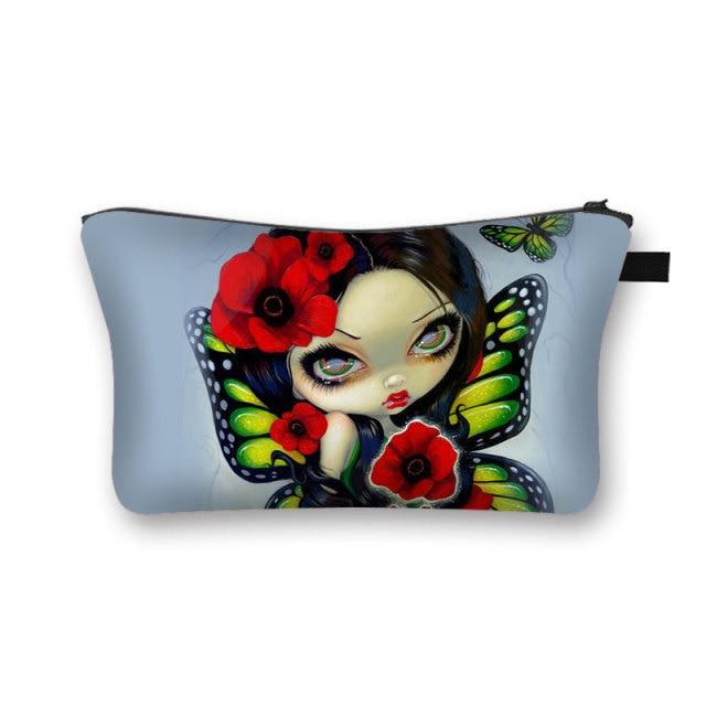 La trousse de maquillage Gothica est l'accessoire indispensable pour vos voyages. Elle est légère, ce qui la rend facile à transporter. 