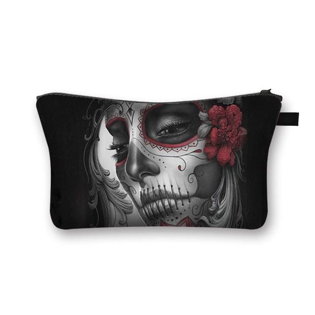 La trousse de maquillage Gothica est l'accessoire indispensable pour vos voyages. Elle est légère, ce qui la rend facile à transporter. 
