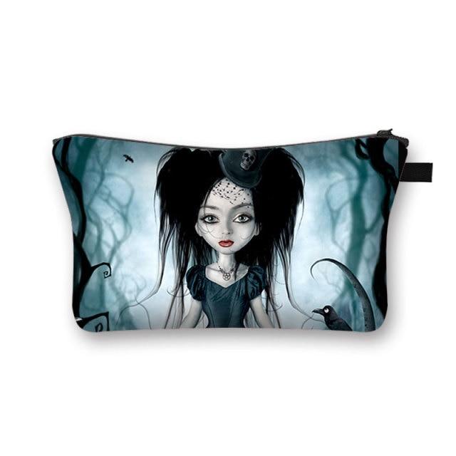 La trousse de maquillage Gothica est l'accessoire indispensable pour vos voyages. Elle est légère, ce qui la rend facile à transporter. 