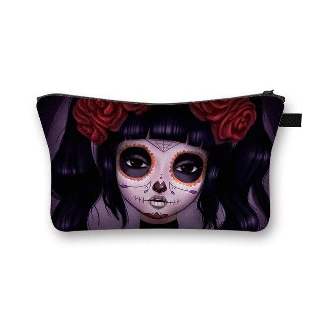 La trousse de maquillage Gothica est l'accessoire indispensable pour vos voyages. Elle est légère, ce qui la rend facile à transporter. 