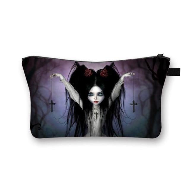 La trousse de maquillage Gothica est l'accessoire indispensable pour vos voyages. Elle est légère, ce qui la rend facile à transporter. 