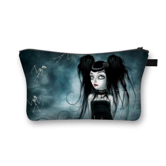 La trousse de maquillage Gothica est l'accessoire indispensable pour vos voyages. Elle est légère, ce qui la rend facile à transporter. 