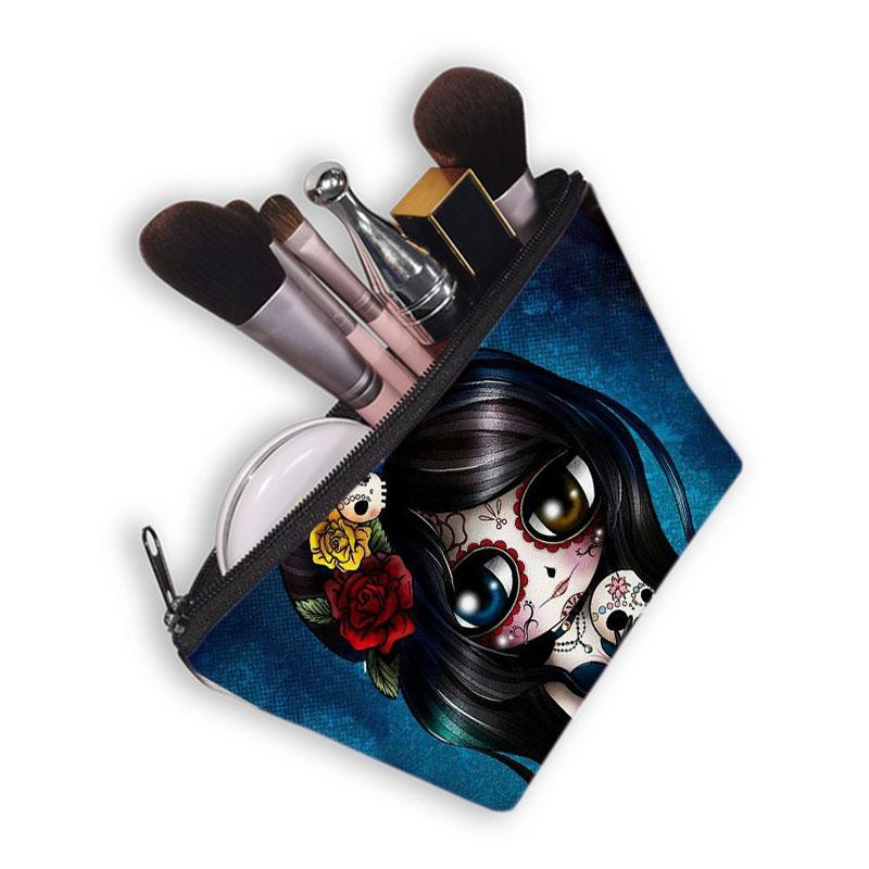 La trousse de maquillage Gothica est l'accessoire indispensable pour vos voyages. Elle est légère, ce qui la rend facile à transporter. 