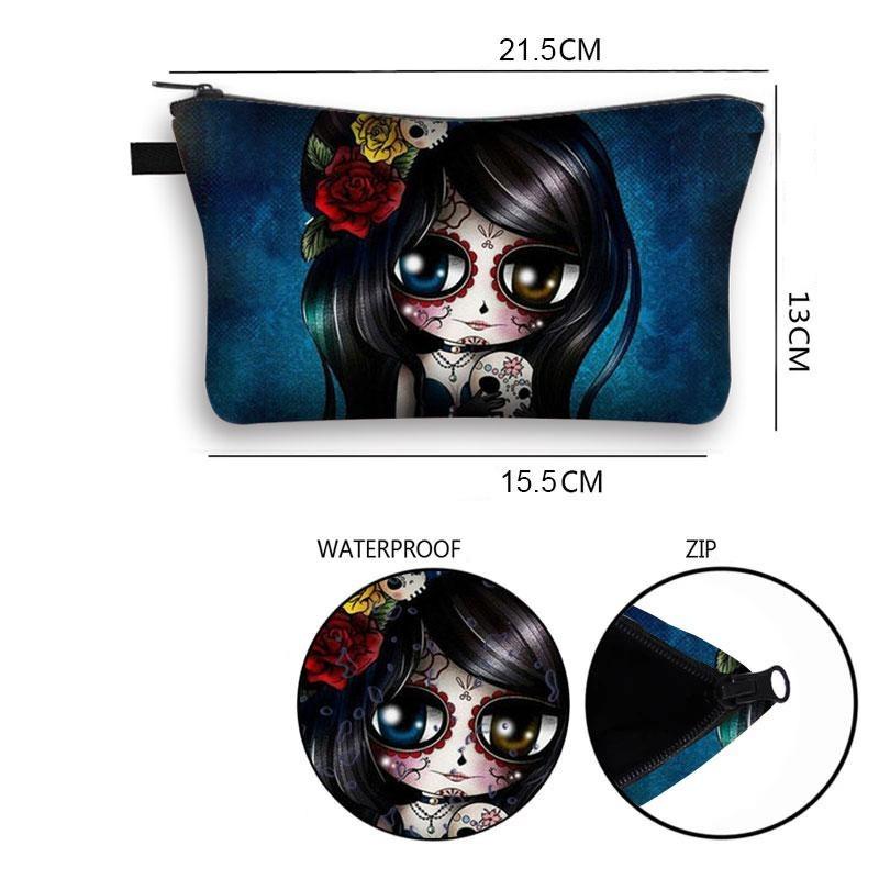 La trousse de maquillage Gothica est l'accessoire indispensable pour vos voyages. Elle est légère, ce qui la rend facile à transporter. 