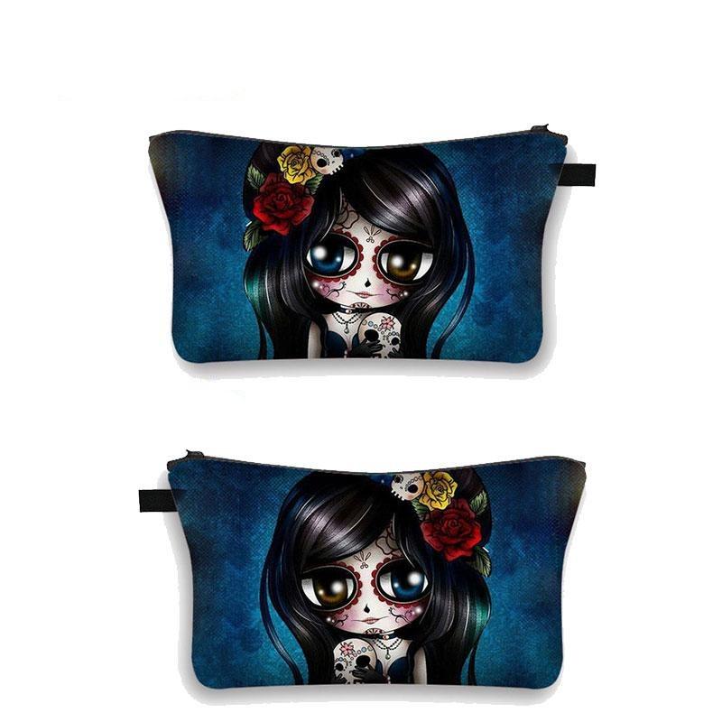 La trousse de maquillage Gothica est l'accessoire indispensable pour vos voyages. Elle est légère, ce qui la rend facile à transporter. 