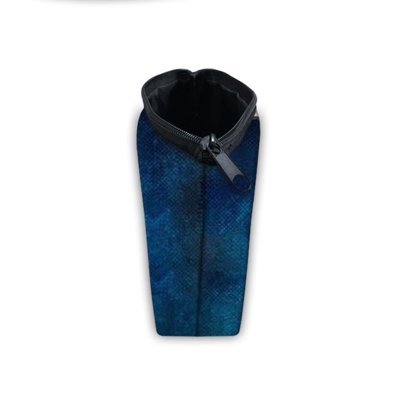 La trousse de maquillage Gothica est l'accessoire indispensable pour vos voyages. Elle est légère, ce qui la rend facile à transporter. 